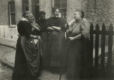 Vrouwen praten op straat, Londen door English Photographer